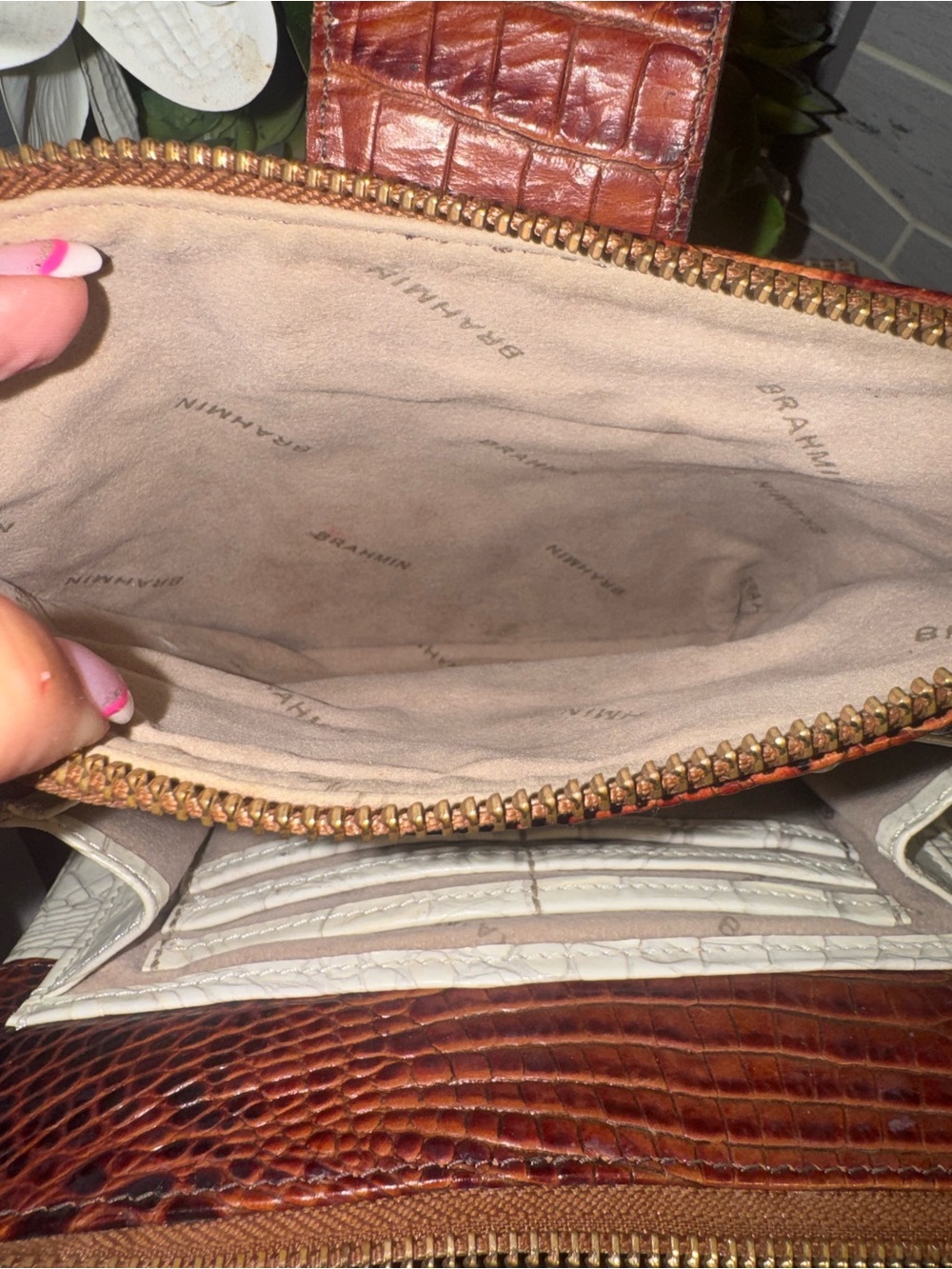 Brahmin Croc-Embossed Crossbody 3 Compartments Middle One w/ Magnetic Closure - Picture 9 of 15